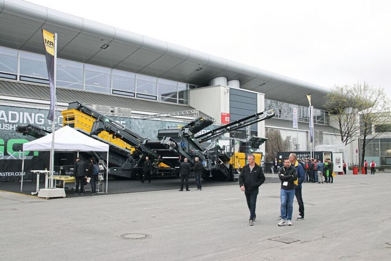 Mit rund 614.000 m² ist die ohnehin größte Messe der Welt seit dem letzten Mal um nochmal 9000m² größer geworden. Zwei Drittel davon fallen auf das Freigelände mit den gigantischen Baumaschinen. In den 18 Hallen der Münchener Messe stellen 3700 Firmen aus 58 Ländern aus. (Richter/konstruktionspraxis)