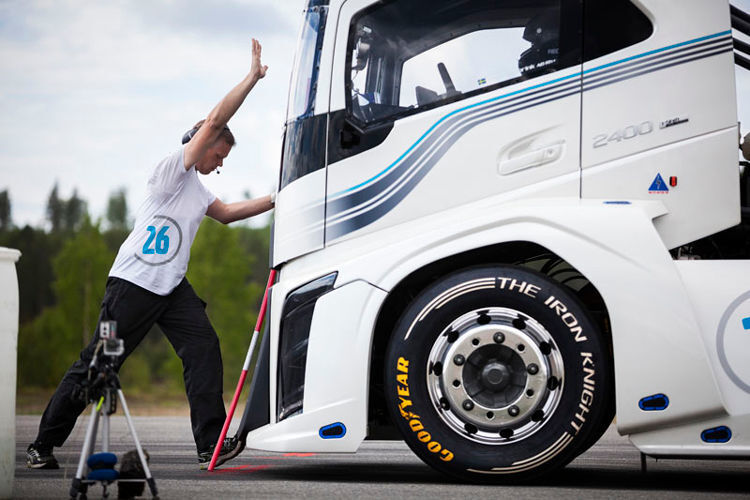 Bereit zur Rekordfahrt: Letzte Vorbereitungen am „Volvo Iron Knight“. (Volvo Trucks)