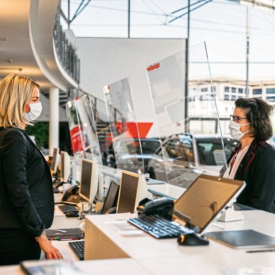In der Autohausgruppe Spindler tragen Mitarbeiter und Kunden Gesichtsmasken. (Bild:  Autohaus Gruppe Spindler)
