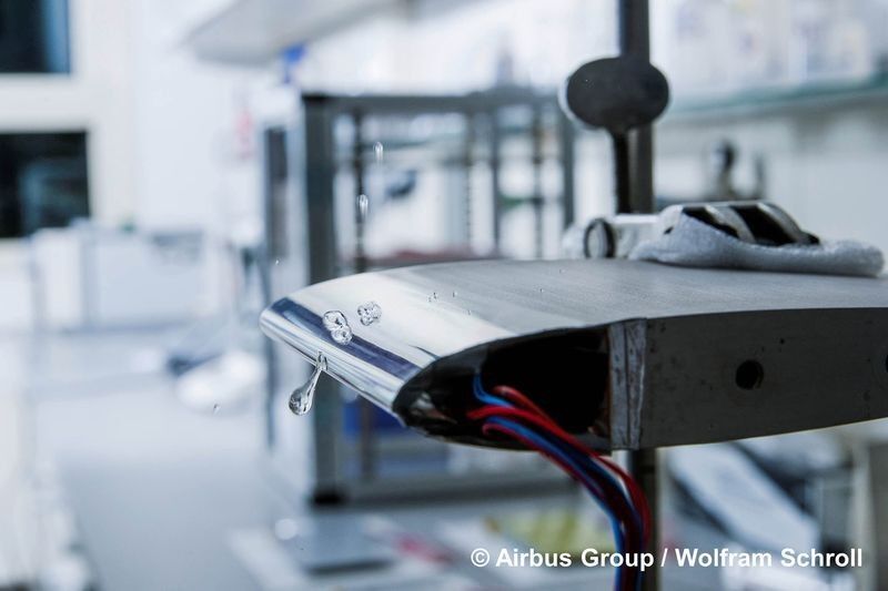 Tests im Vereisungswindkanal zeigen: Mit der eisphoben Oberfläche der Airbus Group Innovations (AGI) kann die Enteisung eines schlanken Flügelprofils um bis zu 42 Prozent effizienter gestaltet werden. (Bild: Fraunhofer IPA)