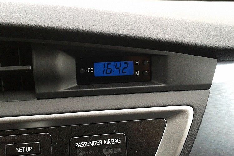 Diese Digitaluhr kennt wohl jeder Autofahrer, der irgendwann in den letzten 30 Jahren mal ein japanisches Auto gefahren hat. (Foto: Rosenow)
