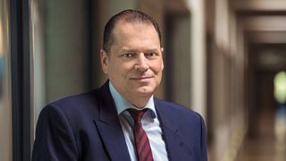 „Wir freuen uns sehr über den Aufschlag dieses Dreierteams“, sagt Stephan Nell, Geschäftsführer beim großen Schweizer Schleifmaschinenhersteller United Grinding Group in Bern. (Natalie Bothur und United Grinding Group Ag)