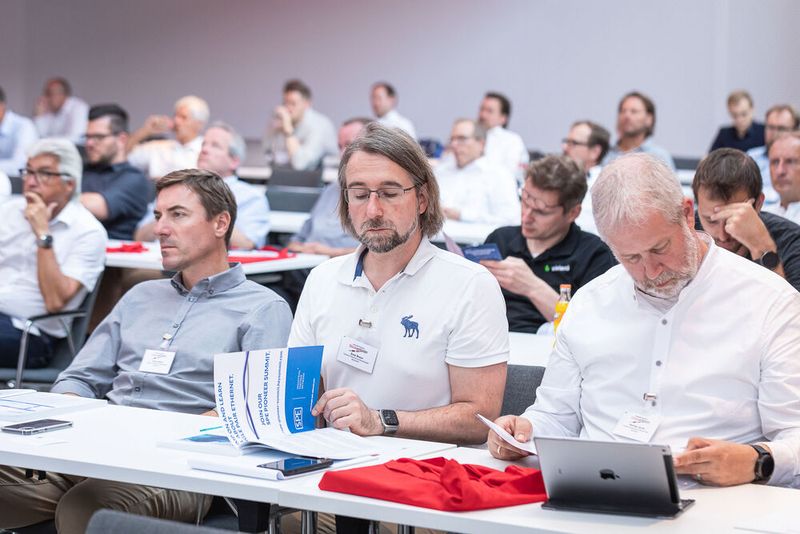 16. Anwenderkongress Steckverbinder: Der SPE-Tag am 4. Juli 2022 zog wieder viele interessierte Zuhörer an. Abgedeckt wurden fast alle Themen im Bereich Single Pair Ethernet vom Standard über das Marktpotenzial, Rückwärtskompatibilität, Schirmung, Messtechnik bis hin zum neuen Standard SPE M12 Hybrid. (Bild: Elektronikpraxis)
