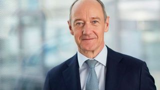 Siemens-Chef Roland Busch kommentiert zur derzeitigen Geschäftslage des Konzerns: „Unsere Geschäfte laufen an sich stabil, nur die Sparte Digital Industries bremst derzeit.“ (Bild: Siemens)