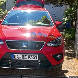 Ansonsten macht der Arona TGI in der Einfahrt eine gute Figur, zumindest wenn man ein SUV-Fan ist.(Bild:  Grimm/»kfz-betrieb«)