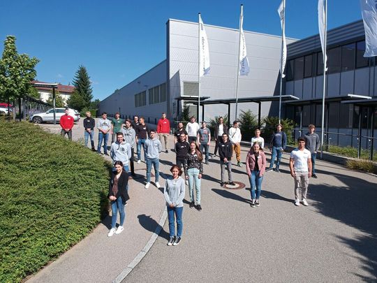 Ausbildungsstart 2021 bei Chiron: immer noch mit Abstand. (Bild:  Chiron)