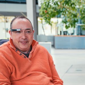 Die Smart-Glass-Applikation „munevo DRIVE“ eröffnet neue Möglichkeiten zur Steuerung elektrischer Rollstühle. Die Applikation nutzt dafür die in Smart Glasses verbaute Sensorik, um Kopfbewegungen in Steuersignale zu übersetzen. Diese Signale werden mittels eines Adapters an die Kontrolleinheit des Rollstuhls weitergeleitet, wodurch dieser sich in die gewünschte Richtung bewegt. Darüber hinaus kann mithilfe der smarten Brille ein Notrufsignal abgesetzt oder ein Foto geschossen und versendet werden. Die Nutzung einer Bluetooth-Schnittstelle ermöglicht zusätzlich die Kommunikation und Interaktion mit anderen Geräten, wie zum Beispiel Smart Phones oder Roboterarmen. Initiator: Munevo GmbH, Nürnberg.(©  www.land-der-idee.de)