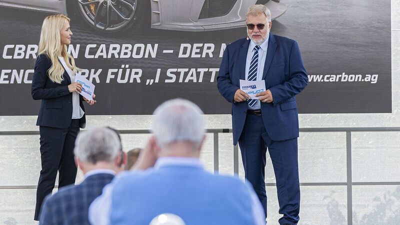 Wolfgang Schüssler von Carbon, einem der Sponsoren der Würzburger Karosserie- und Schadenstage, stellte gemeinsam mit Moderatorin Petra Bindl das neue Reparatursystem CBR vor. (Rainer Wengel)