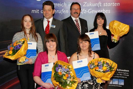 Bei der Innung Schwaben bestanden sieben junge Frauen die Prüfung: (v.li.) Sabrina Sommer, Alois Huber (Vorsitzender des Gesellenprüfungsausschusses „Kfz-Mechatroniker“), Marie-Therése Gotzler, Günther Haller (Obermeister), Alexandra Cürten und Nadja Hiltensberger. (Foto: Innung)