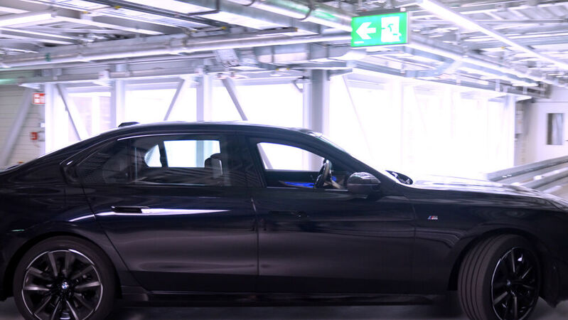 Auf dem Weg ins Finish – ohne Fahrer. Im Werk Dingolfing testet BMW mit dem neuen 7er ein Logistikkonzept.