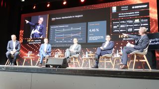 Sprachen mit IFA-Chef Prof. Stefan Reindl (r.) über die Zukunftsstrategien ihrer Marken: (v.l.) Andreas Krause, Director Sales Hyundai Deutschland, Jörg Dzubiella, Direktor Sales & Network Toyota Deutschland, Tim Beltermann, Leiter Markt Deutschland BMW Group und Frank Barwasser, Sprecher der Geschäftsführung Skoda Auto Deutschland. (Bild: Grimm – VCG)