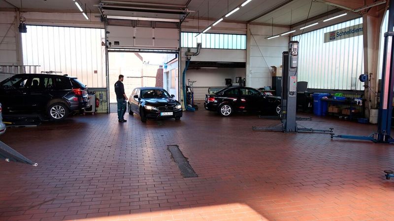 Obwohl nicht ganz neu, bietet die Werkstatthalle mit ihren riesigen Glasflächen gute Arbeitsbedingungen. (Bild: Rosenow – VCG)