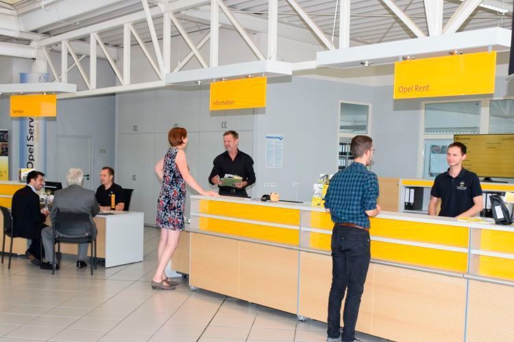 Hell und freundlich ist das Kundenzentrum des Autohauses Gäng. (Rubbel)