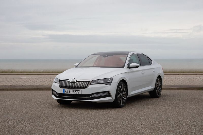Gegen 1.000 Euro Aufpreis ist der Plug-in-Hybrid auch als Kombi erhältlich. (Skoda)