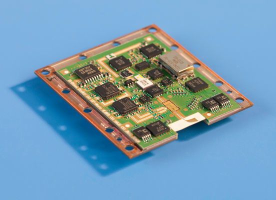 Durch eine kostengünstige Aufbau- und Verbindungstechnik und eigens entwickelten Leiterplatten konnte das Hochfrequenzmodul auf einer 78x42x28 Millimeter großen Platine integriert werden. (Bild: Fraunhofer IAF)