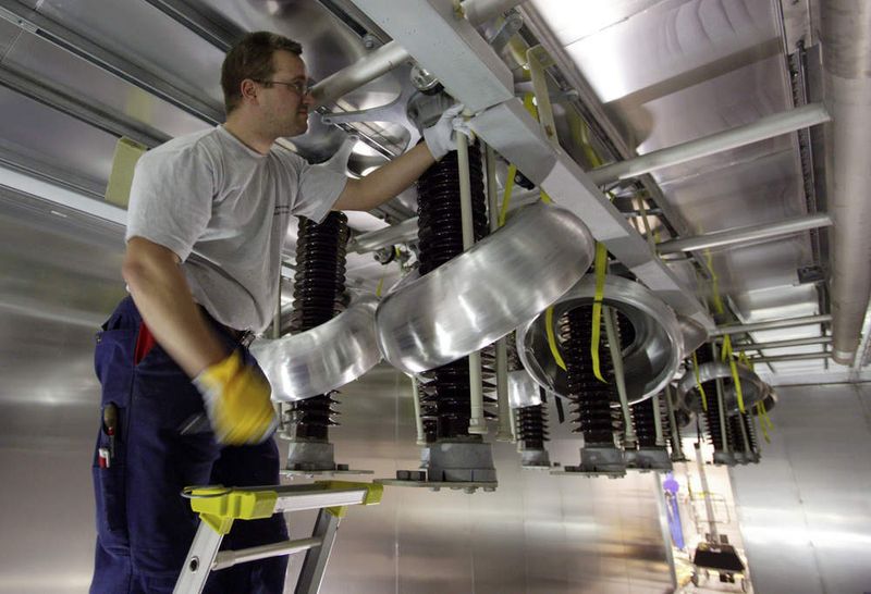 Ein Blick in die Produktion von Hochspannungs-Gleichstrom-Anlagen bei ABB. (Archiv: Vogel Business Media)