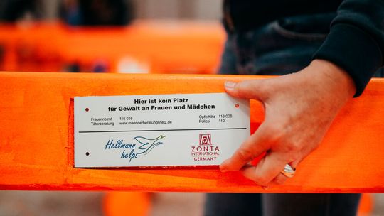 Hier ist kein (Sitz-)Platz für Gewalt gegen Frauen und Mädchen: von den Hellmann-Azubis orange gestrichene Sitzbänke.(Bild:  Hellmann Worldwide Logistics)