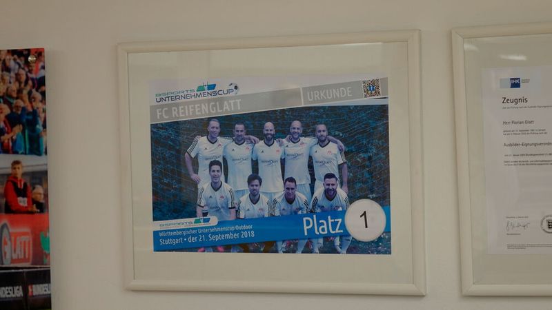 Ein weiteres Thema, das sich durch das gesamte Unternehmen zieht: Fußball. Der „FC ReifenGlatt“ ist die betriebseigene Fußballmannschaft, die regelmäßig an Hobbytunieren in der Region teilnimmt. Außerdem ist die freie Kfz-Werkstatt Sponsor zahlreicher (Fußball)Vereine – unter anderem sogar des Bundesligisten FC Freiburg – und engagiert sich nach dem Motto „Aus der Region für die Region“ in zahlreichen Initiativen sozial. (Bild: Schreiner – VCG)