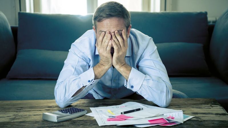 Um nicht in ein Schuldendesaster zu geraten, sollten Unternehmer die finanzielle Situation ihres Unternehmens im Blick haben und Maßnahmen zur Unternehmens­finanzierung überlegt angehen. (Bild: ©  SB Arts Media - adobe.stock.com)