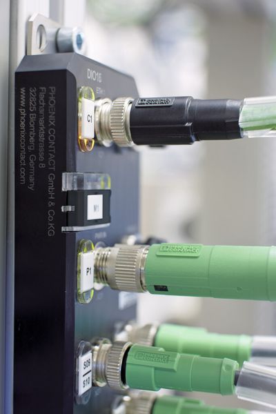 Bild 3: Anschluss des M12-Power-Steckverbinders an ein I/O-Modul der Produktfamilie Axioline E in Schutzart IP67. (Bild: Phoenix Contact)
