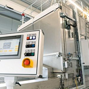 Die Ofenkammern werden getrennt voneinander geregelt und überwacht, sagt HK. Die eigens programmierte Siemens SPS-Steuerung enthalte auch eine Überwachungs- und Trackingfunktion, die jeden, mit einem Halbzeug beladenen Rost codiere und seinen Fortgang im Ofen minutiös festhalte.