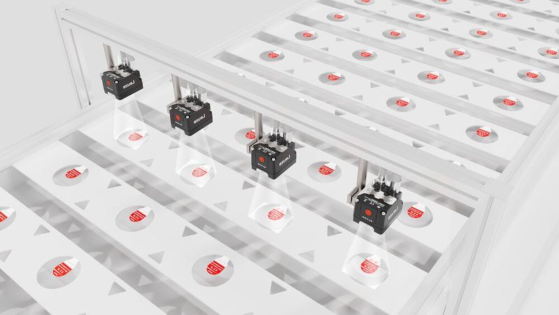 Der Sensor IVS 108 von Leuze Electronic erkennt aufgedruckte Informationen auf Verpackungen. Im Hinblick auf Einrichtung und Installation ist der Sensor sehr benutzerfreundlich.