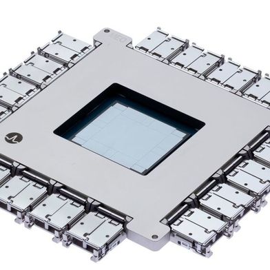 Der rund 1,3 kg schwere Tomahawk 6 – Davisson kombiniert einen Ethernet-Switch-ASIC mit optischen Kommunikationsmodulen. Fuji hat die automatisierte SMT-Bestückung des CPO-Packages auf einer NXTR-Maschine erfolgreich evaluiert. (Bild: Broadcom)