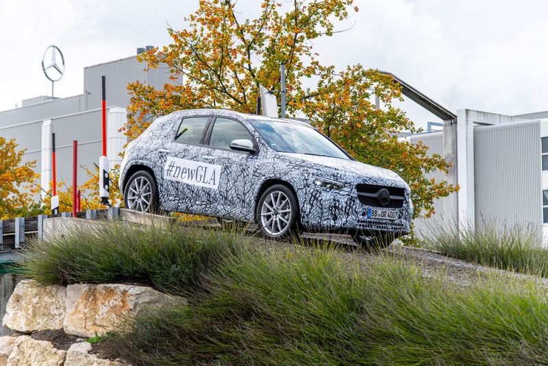Am 11. Dezember feiert der neue GLA seine offizielle Weltpremiere. (Mercedes)