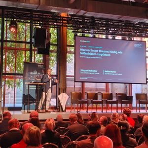 Carsten Schmid moderiert erneut die Veranstaltung und eröffnet einen Tag voller Gespräche, Vorträge und Panels zu Themen wie intersektoraler Versorgung, Hospital at Home, FHIR sowie Daten und KI im Gesundheitswesen.(Bild:  © Serina Sonsalla)
