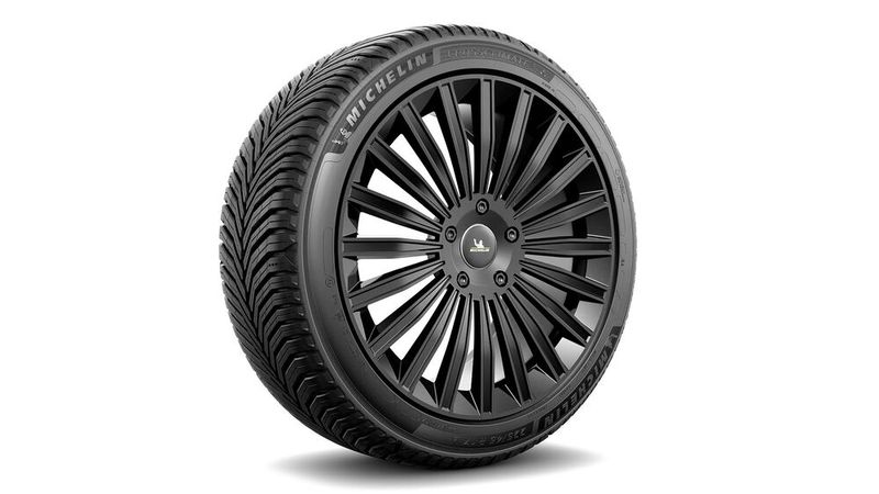 Eine Nummer kleiner, aber ebenfalls taufrisch tritt der Michelin Cross Climate 3 an. 66 Größen von 16 bis 20 Zoll sind erhältlich. (Bild: Michelin)