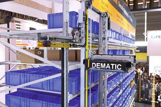 Den Materialfluss im Blick: Mit einer Softwareplattform von Dematic können Unternehmen  automatisierte Systeme für Intralogistik von Herstellern unabhängig fortlaufend überwachen und analysieren.(Bild:  Dematic)