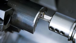 Ein Drehwerkzeug der neu für ISO-P-Stähle optimierten Ecocut-Serie von Ceratizit bei der Arbeit. Die Zerspanungswerkzeuge halten nun länger durch oder können mehr leisten, heißt es. (Bild: Ceratizit)