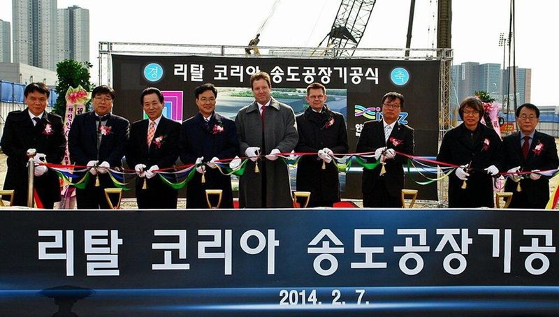 Martin Rotermund, Geschäftsführer von Rittal in Südkorea, eröffnete jetzt zusammen mit den deutschen und südkoreanischen Partnern die Baustelle für das neue Verwaltungs- und Logistikgebäude. (Bild: Rittal)