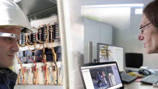Experten können sich über die Datenbrille in Echtzeit beispielsweise mit einem Monteur verbinden. Die Datenübertragung mit der Xpert-Eye-Lösung erfolgt via WLAN, LAN oder Mobilfunk. (Bild: AMA)