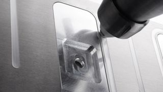 Der Schweißstift verrührt die beiden Werkstücke miteinander. Das Rührreibschweißen ermöglicht das Fügen von Leichtmetallen wie Aluminium; daraus entstehen sichere und hitzebeständige Langzeitverbindungen. (Bild: Grenzebach)