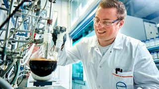 Kreislauf für Matratzen! Covestro gibt bekannt, ein neues Verfahren entwickelt zu haben, mit dem Polyurethan-Weichschaum chemisch recycelt werden kann. Im Projekt Puresmart will man aus alten Polstern nun neue machen, heißt es. (Covestro)