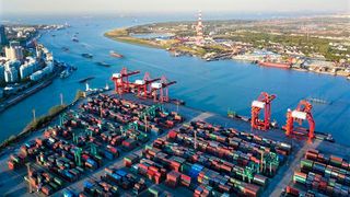 Kommt das Ende der Materialengpässe? Blick auf den Hafen von Shanghai. Hier wird es demnächst wieder voll zur Sache gehen können, denn der Lockdown ist weitgehend aufgehoben, wie Chinas Regierung gestern informierte. Hier ein kleiner Lagebericht. (Bild: Wu kung ze)