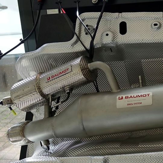 Die Bnox-Anlage von Baumot ist demnächst für 160 Modelle aus dem Volkswagen-Konzern lieferbar.(Bild:  Rosenow/»kfz-betrieb«)