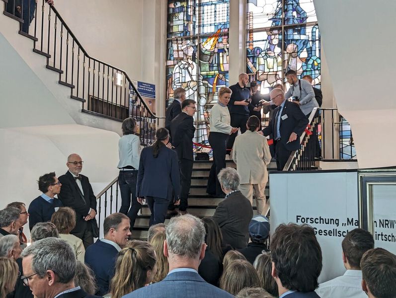 Die feierliche Einweihung des Future Lab NRW am 19. Februar 2024 war der offizielle Startschuss für viele praxisnahe Forschungsprojekte, die mehr Digitalisierung und Automation in den Laboralltag bringen sollen. (Bild: VCG – Lüttmann)