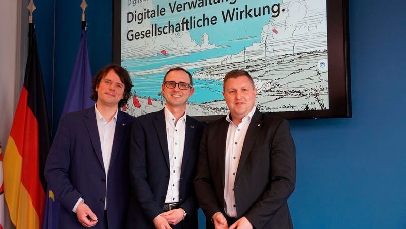 Gemeinsam mit Matthi Bolte-Richter (ITV.SH) (l.) und Michael Saitner (Paritätischer Schleswig-Holstein) (r.) stellte Digitalisierungsminister Dirk Schrödter die Digitalstrategie 2026 vor. (Bild:   Staatskanzlei Schleswig-Holstein)