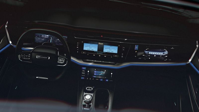 Im Cockpit finden sich vier Displays und nur noch wenige echte Schalter. (Bild: Stellantis)