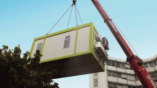 Aufstellung des Containers auf dem Campus (Bild: Fraunhofer IPA)