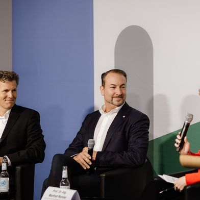 Tavola rotonda a Berlino sull’importanza del settore delle materie plastiche per la Germania come polo di innovazione. Da sinistra: il dott. Carsten Gerhardt (EY), il prof. Manfred Renner (Fraunhofer CCPE) e la dott.ssa Christine Bunte (Plastics Europe Germania). (Bild: Plastics Europe Germania)