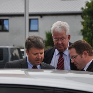 Ingo Spiekermann (r.) erklärt den beiden Jurymitgliedern Achim Kreyenpoth (BDK) und Joachim von Maltzan (»kfz-betrieb«) Maßnahmen zum Gebrauchtwagenmarketing.(Foto:  Richter)