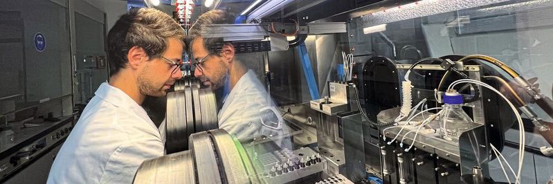 Empa-Forscher Enea Svaluto-Ferro arbeitet gemeinsam mit dem Batterieroboter «Aurora». Die Entwicklungszeit von neuen Stromspeichern soll so künftig stark verkürzt werden. Empa-Forscher Enea Svaluto-Ferro arbeitet gemeinsam mit dem Batterieroboter «Aurora». Die Entwicklungszeit von neuen Stromspeichern soll so künftig stark verkürzt werden.