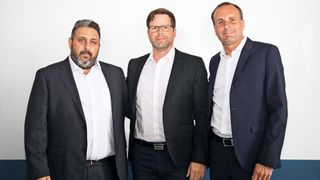 (v.l.) Refael Franco, Gründer und CEO Code Blue, Christian Milde, Geschäftsführer Code Blue und Wolf-Dieter Adlhoch, Vorstandsvorsitzender der Dussmann Group  (Bild: Dussmann Group)