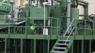 Die Rundtransfermaschine Turmat ermöglicht die hochgenaue und prozesssichere Volumenfertigung. (Bild: Witzig & Frank)