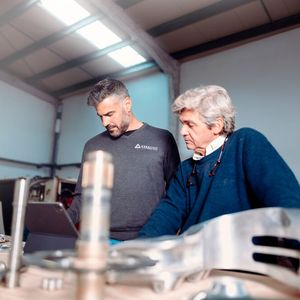 Bayarri mit dem Ceratizit-Experten aus Spanien beim Checken, welche Zerspanungswerkzeuge für den Bau der Custom Bikes geeignet sind. Dabei geht es vor allem auch um die Zerspanung von Aluminium.(Bild:  Ceratizit)