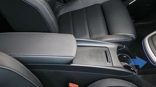 Die Zeit im Fahrzeug flexibler nutzen: Kreative Stauraumkonzepte helfen dabei, zum Beispiel Mittelkonsolen, die sich zwischen allen Sitzreihen verschieben lassen. (Schock Metall)