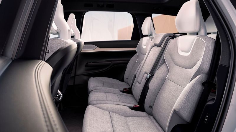 Im Innenraum kommen verstärkt nachhaltige Materialien zum Einsatz – Leder hat Volvo komplett verbannt. (Bild: Volvo)